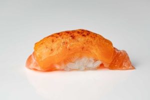 NIGIRI SAKE FLAMBE CON CHEDDAR