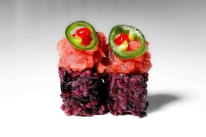 URAMAKI BLACK SPICY TUNA
